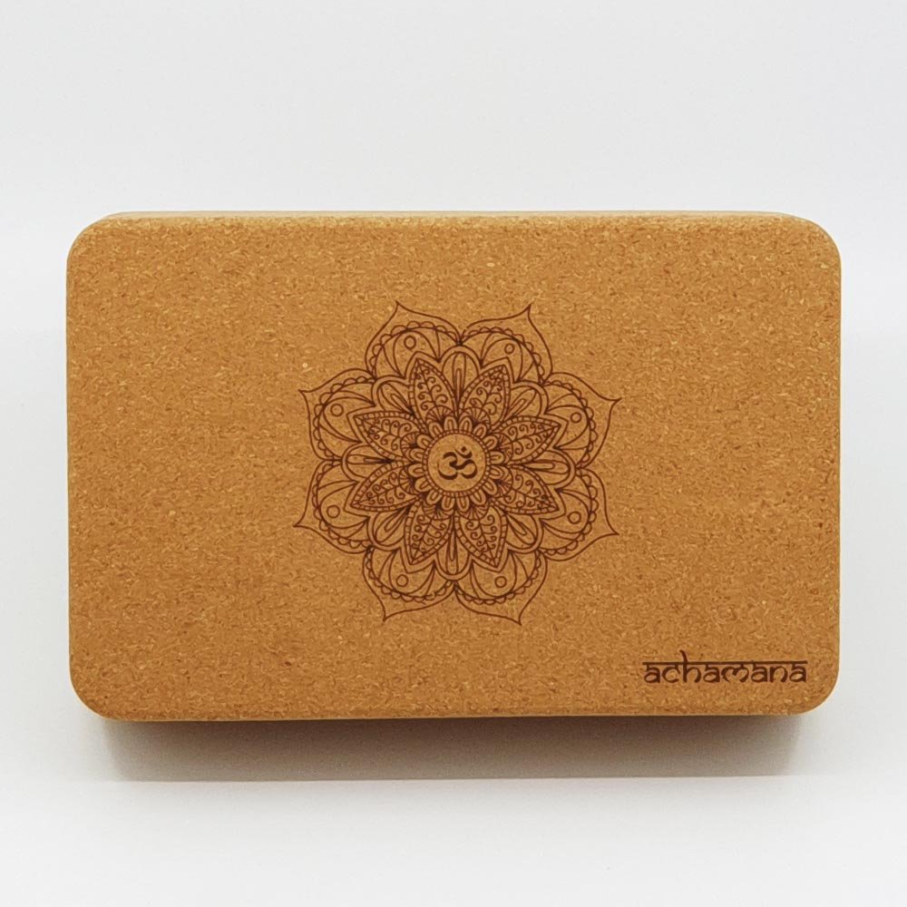 - Bloc de yoga en liège aggloméré 7,5 x 15 x 23 cm bords arrondis Mandala Om gravé - Accessoires de yoga, vêtements et tapis de yoga au naturel