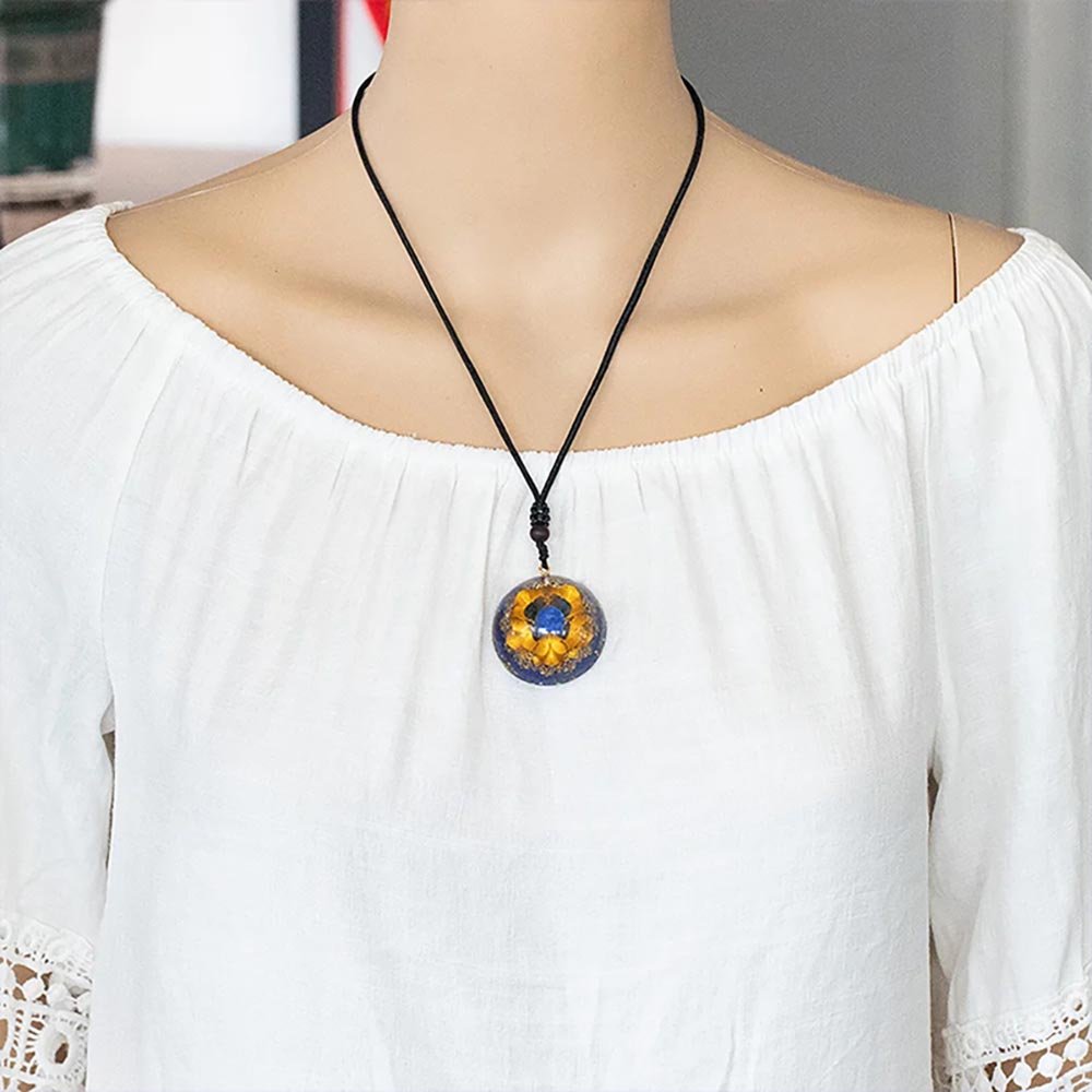 - Collier pendentif dôme orgonite méditation anti onde Lapis lasuli fleur de lotus ciselée - Accessoires de yoga, vêtements et tapis de yoga au naturel
