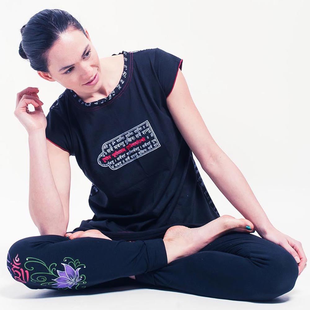 Taille unique XS à M - T-shirt de yoga femme coton biologique - Tryambakam mantra imprimé et brodé - Accessoires de yoga, vêtements et tapis de yoga au naturel